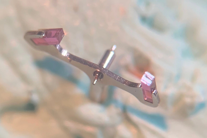 На палетах - продолговатые розовые камни, видны следы старой смазки, такое только чисткой