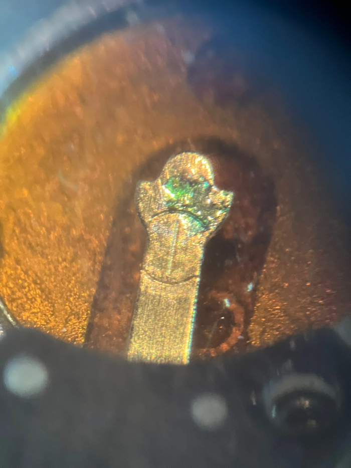 Следы окисленного нижнего контакта