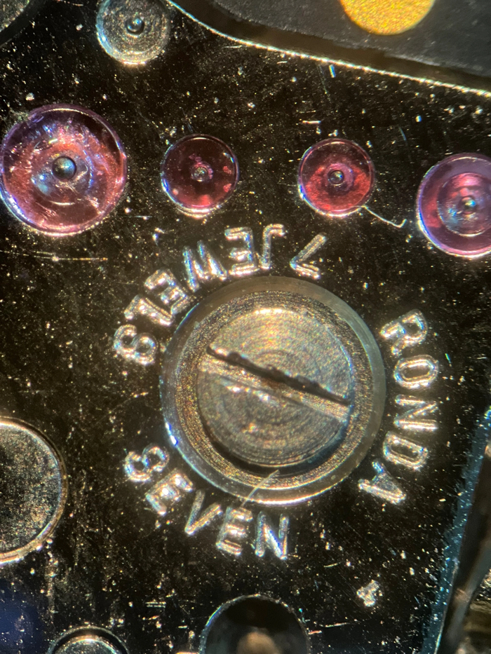 У левого бушона рисунок трещин, особенно хорошо видно если сравнивать с целыми соседями