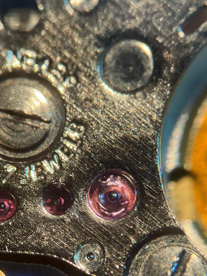 Такие ушатанные винты пришли уже ко мне) но и после меня они остались такими. Владелица не очень сильно хотела тратить средства. Цена ремонта вышла в половину от нового механизма.