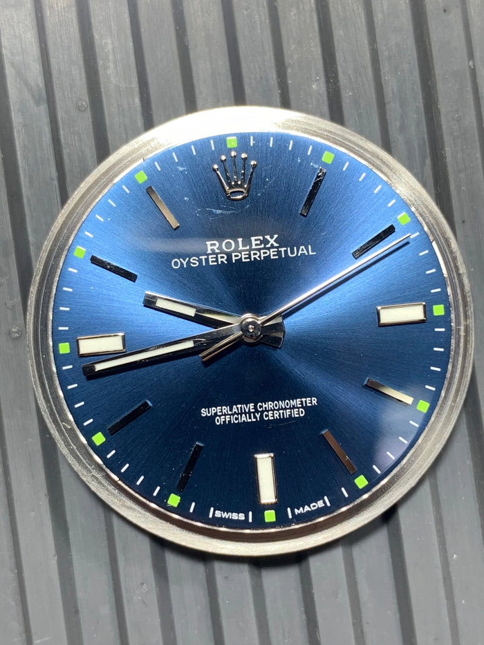 Rolex Oyster Perpetual, 39 мм, на мануфактурном калибре 3132, запас хода 48 часов, автоподзавод + дата. Ценник начинаются на модель с синим циферблатом в хорошем состоянии от 6.500 $ (c коробкой, но без документов)