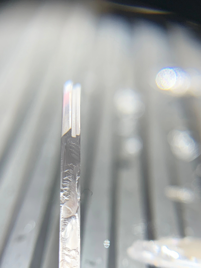 В этом ремонте столкнулся с проблемой стекла, не знал что у него имеются такие вырезы. Поэтому потребовалась дополнительное время для заказа и доставки стекла