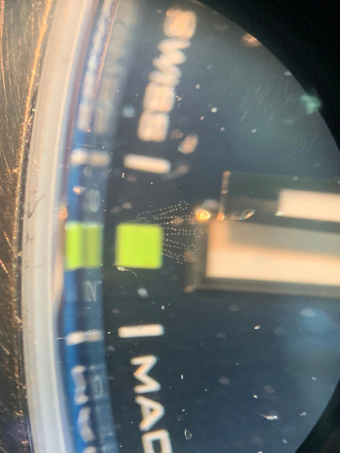 Один из символом оригинальности, лазерная коронка в толще стекла. Очень трудно было запечатлеть, не видна невооруженным глазом, а в лупе 15х тяжело различима. У копий видна при обычном взгляде