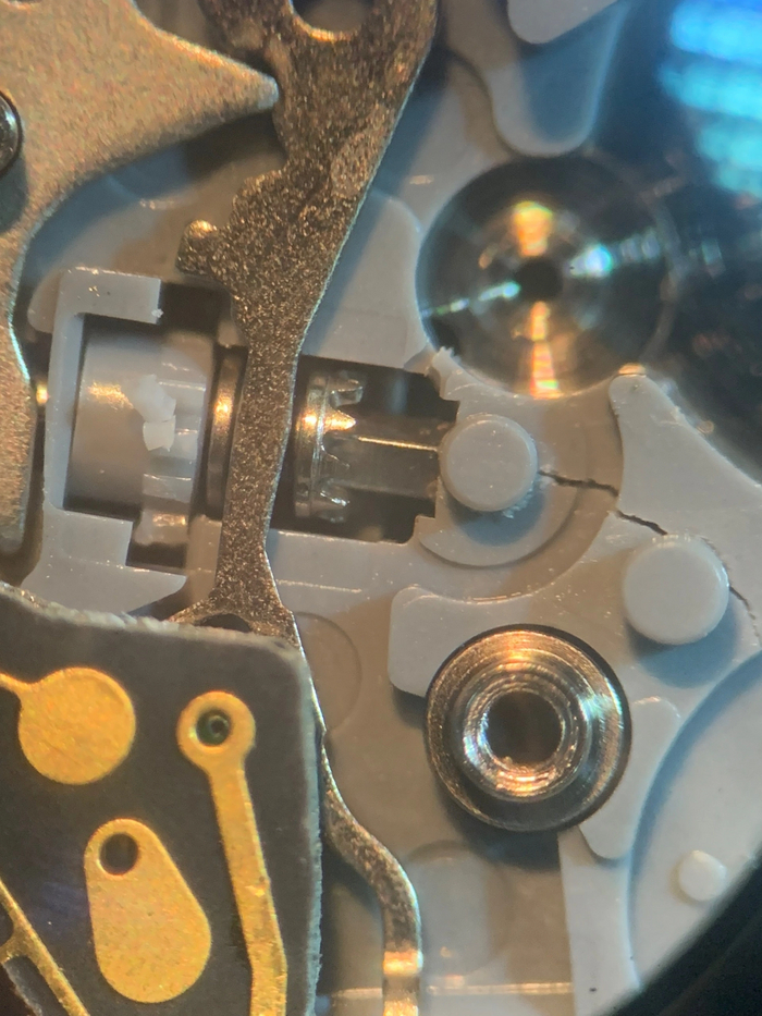 Редкое явление - лопнувшее основание и более частое поломка зубьев триба перевода даты