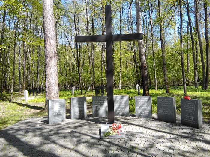 Памятники 7 нация, обратите внимание, что лежат цветы.