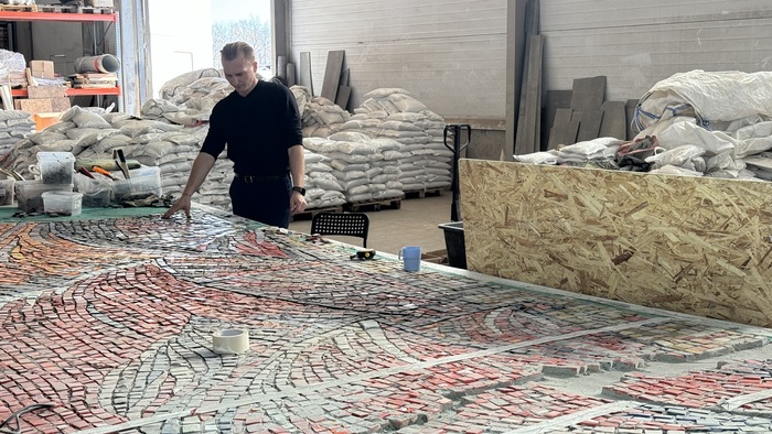 На фото я, думающий как дальше резать мозаику для транспортировки.