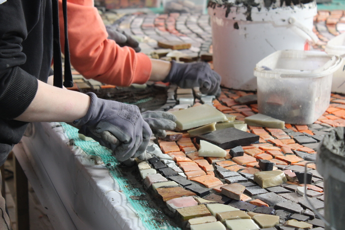 Процесс сборки мозаики