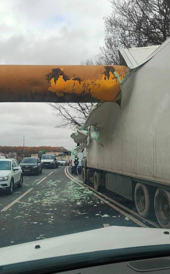 A truck was spectacularly crushed in New Moscow - Moscow, Tinao, New Moscow, Shcherbinka, The photo, Wagon, Truckers, Did not slip, Moscow region, Shards, Road accident, Truck, Crash, Didn't calculate