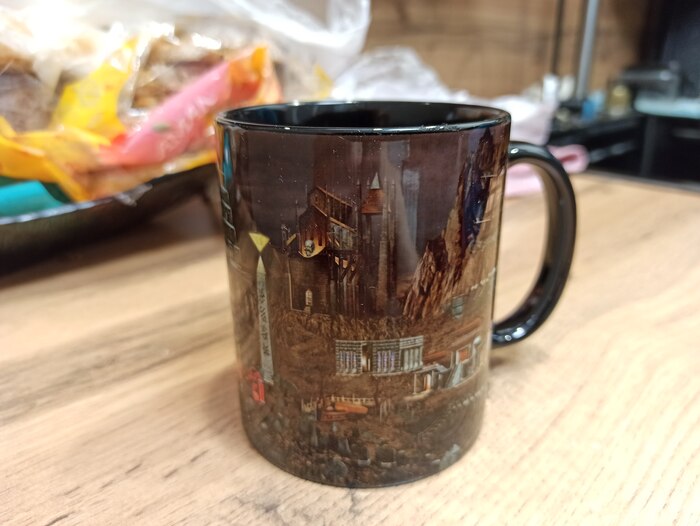 Некрополис получился красивее всего, чёрная кружка, тёмный рисунок, но сильно бликует на фото.