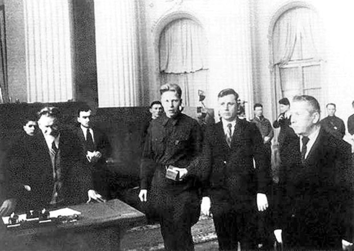 Вручение ордена Ленина заводу "Большевик". Второй слева – председатель Президиума Верховного Совета СССР М.И. Калинин. В центре – Д.Ф. Устинов.