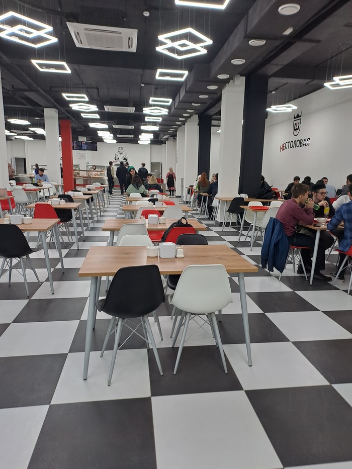 Увеличьте побольше. Снято в студенческой столовой. Покушац заглянули к ним.