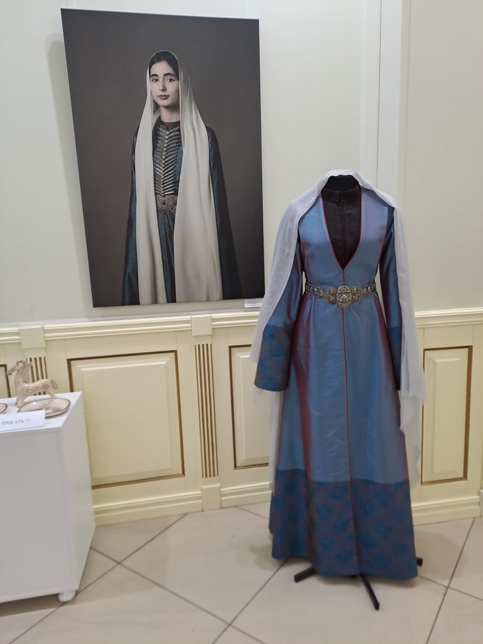 А вот фотка из музея женских костюмчиков. Хорошо поработали создатели.