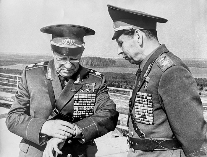 Министр обороны СССР Д.Ф. Устинов и начальник Генштаба СССР Н.В. Огарков на учениях "Запад-81"