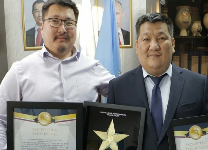 Ну и плевать что награда купленная. Главное - поздравить человека...