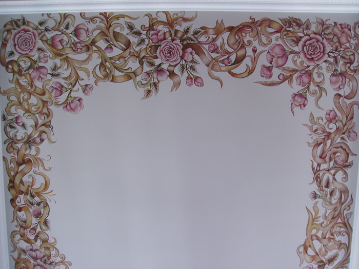 Это другая, "ампирная" сторона потолка, так как здесь эклектика - модерн сочетается с ампиром.