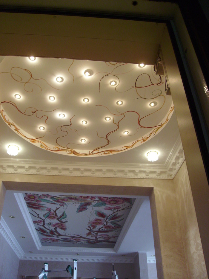 Вид из прихожей на гостиную.