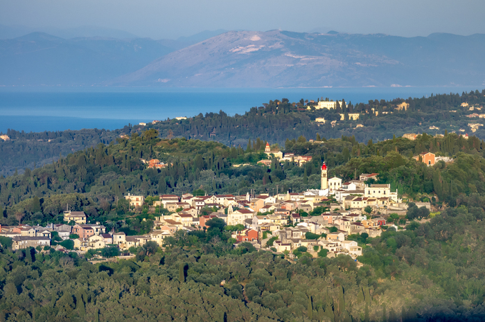 Та же деревня на закате, тремя часами раньше.