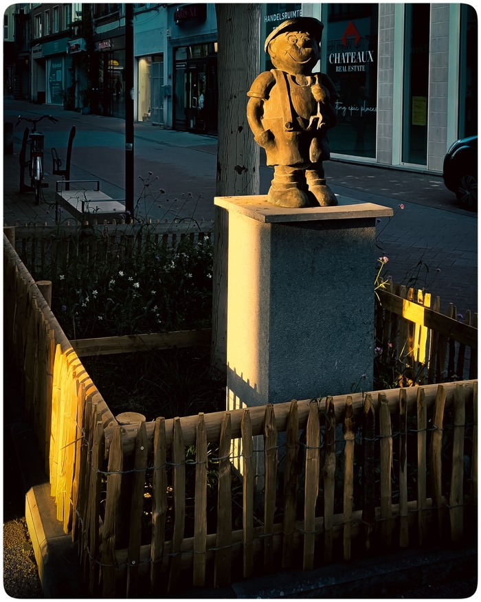 Солнце светит в правый глаз, значит еду на...