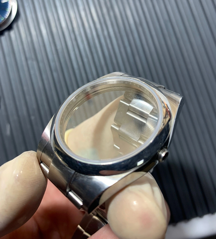 Ролекс на замененные стекла к коронке добавляет внутри букву S (servesed) в лежачем положении, типо знак бесконечность, дабы знать что замена была. Было только стандартное, ничем не отличимое от первоначального (цена крыльев от 2 боингов)