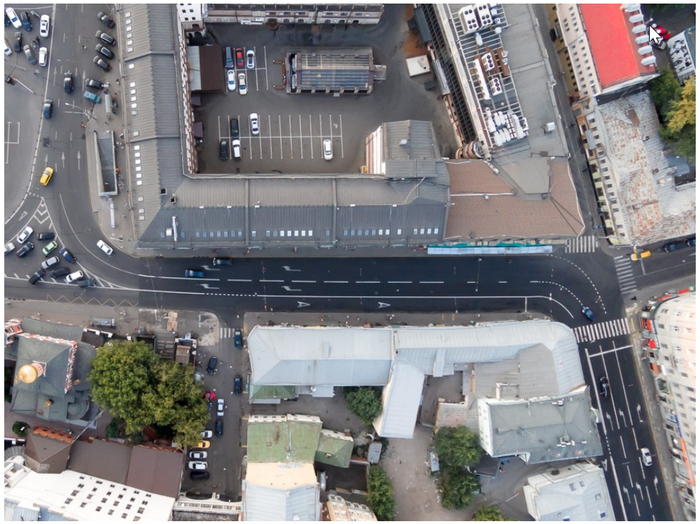 Под всем внутренним двором (на фото парковка) там подвальный этаж, домик в середине парковки - световой фонарь (полностью остеклённое сооружение).