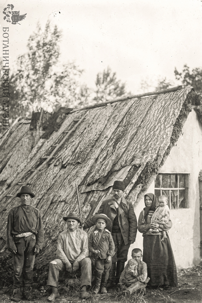 Семья переселенца у временной землянки. Болонь-Оджальская экспедиция Переселенческого управления, 1910 г. Хабаровский край, левобережье Амура. Фото И.В. Кузнецова. Коллекция негативов и фотографий Ботанического музея БИН РАН.
