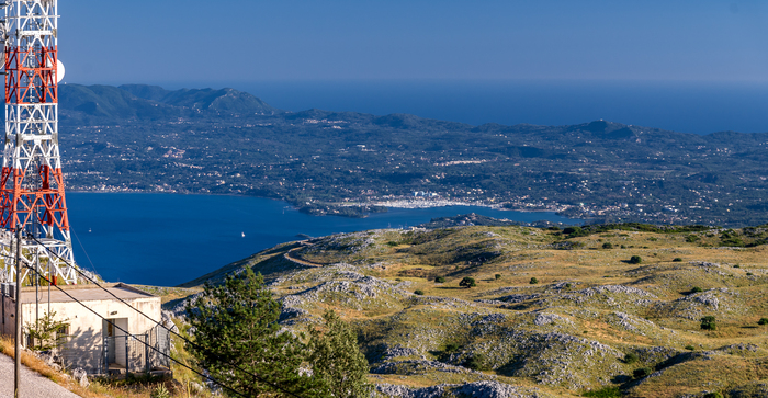 Центральная часть острова. Порт.