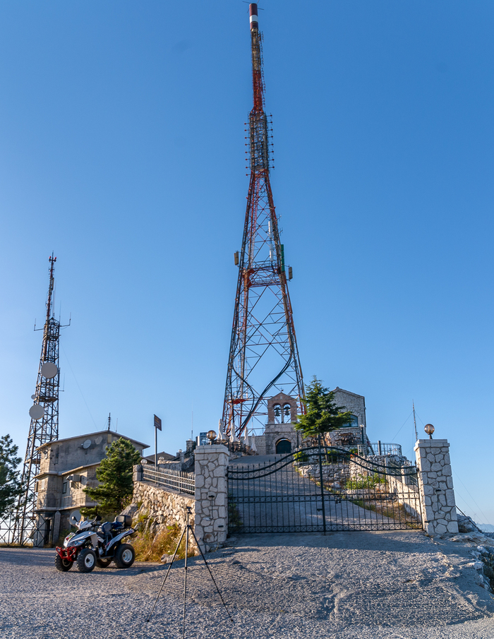 Вышку "воткнули" прямо в монастырском дворе. С ней высота горы, наверное, уже будет ровно километр...