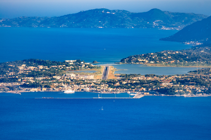 Аэропорт. Вверху кадра, на фоне горы можно заметить взлетевший самолет. И он ниже точки съёмки! :-)