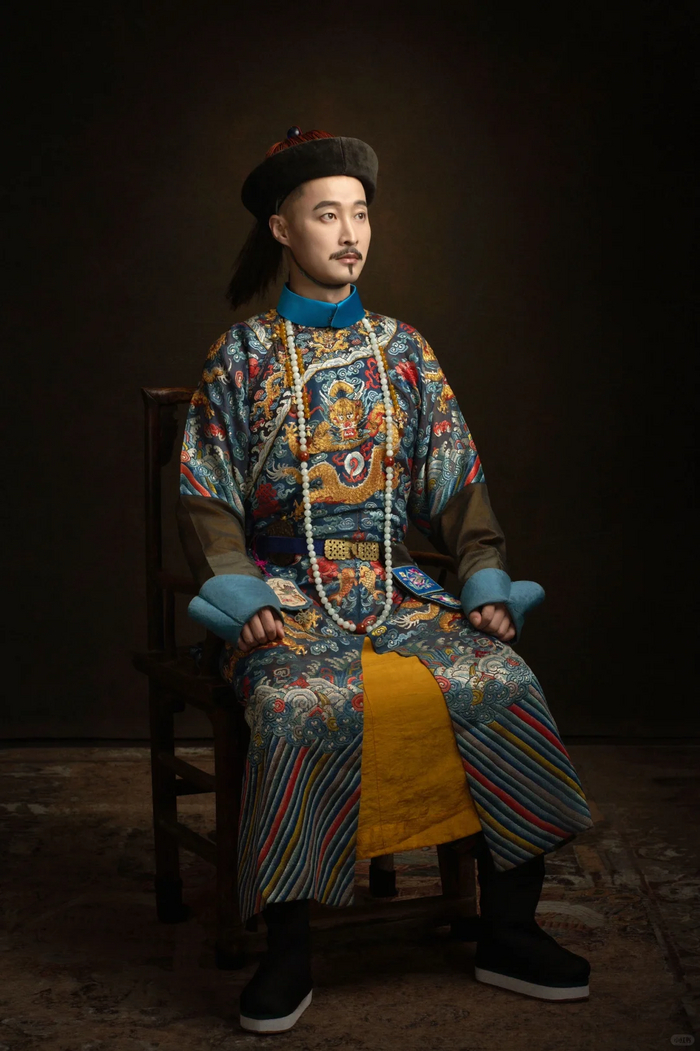 Это династия завоевателей династии Мин, некогда кочевое племя спустя два поколения полностью утратила свои корни, и смешавшись с ханьсской культурой стала такой какой мы знаем династию Цин.