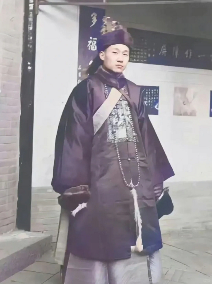 Чанпао династии Цин. От этих образов появились знаменитые Цзянши