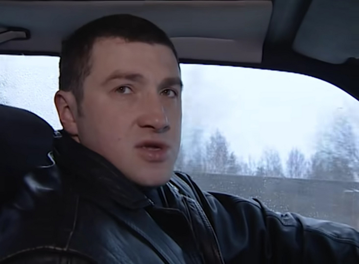 х\ф Бандитский Петербург, Толя "Доктор" в машине с Сергеем Челищевым, перед тем, как его убили.