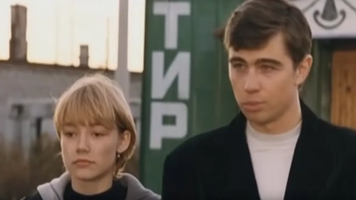 х\ф Сёстры, старшая сестра Света и Данила выходят из тира.