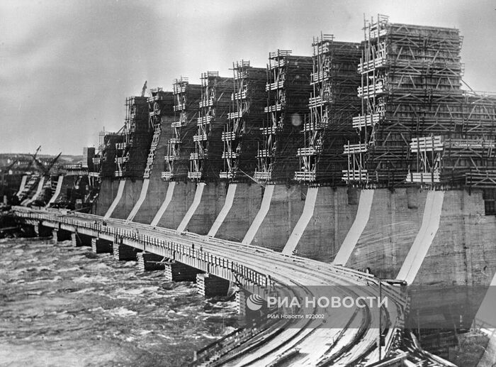 в дали видны стрелы паровых кранов