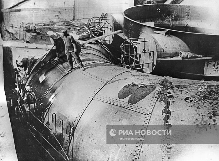 монтаж спиральной камеры турбины советскими рабочими