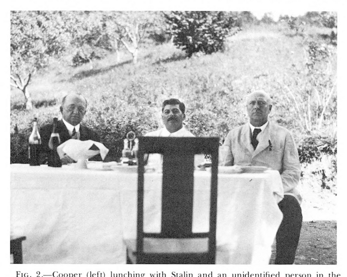 Хью Купер слева