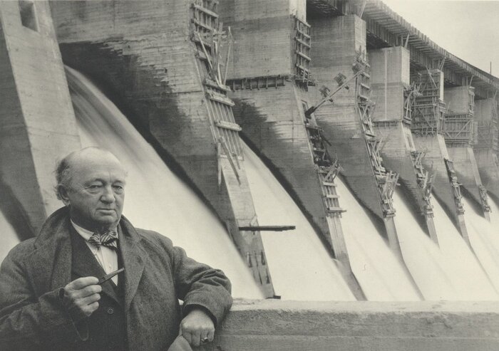 Хью Купер позирует на фоне ДнепроГЭСа