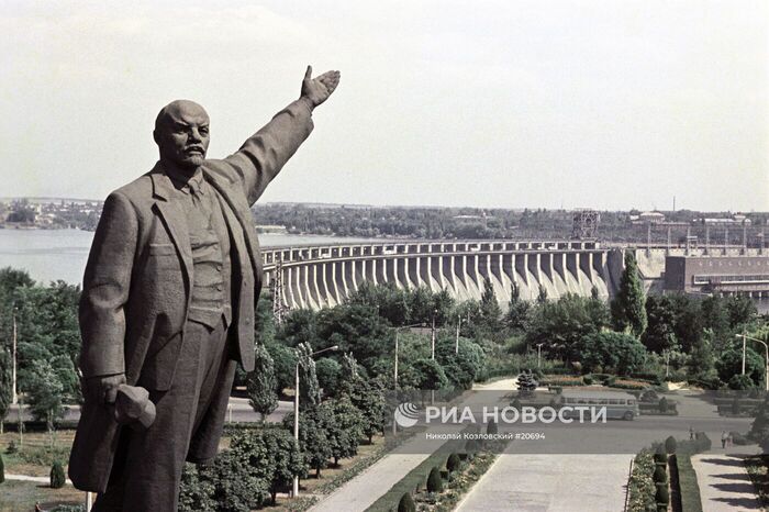 Вид на Днепровскую гидроэлектростанцию имени В. И. Ленина, 1978 год.