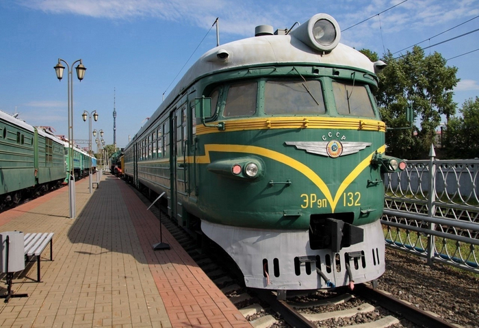 "Хочу туда, где "плохо" жили, В страну с названьем - СССР. Туда, где счастливы мы были. И брали с Ленина пример