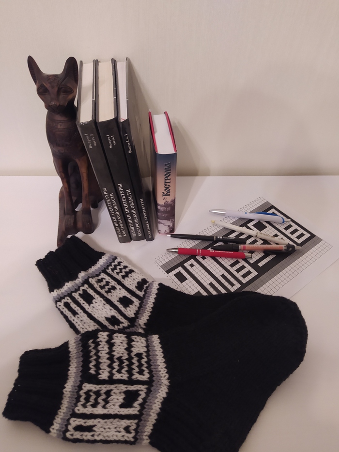 Архивные папки на манжетах носков.