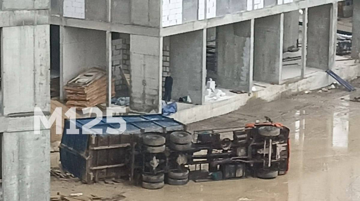 Состояние перед рабочей субботой: грузовик на стройке в Ростокино