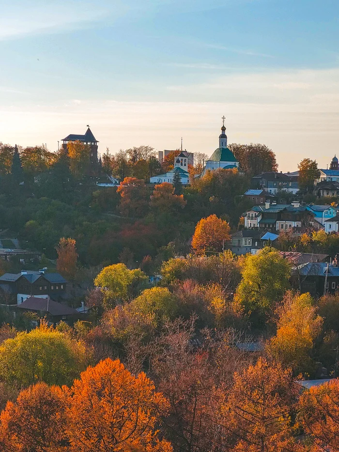 Reply to the post Golden Autumn in Vladimir - My, Autumn, The photo, Vertical video, Vladimir city, Square Sense, Mobile photography, Video, Reply to post, Longpost