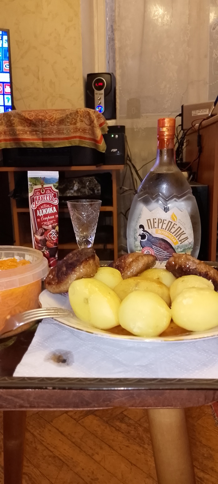 Всё офигенно! И картошечка и котлетки и морковка корейская. И сама Дичь!