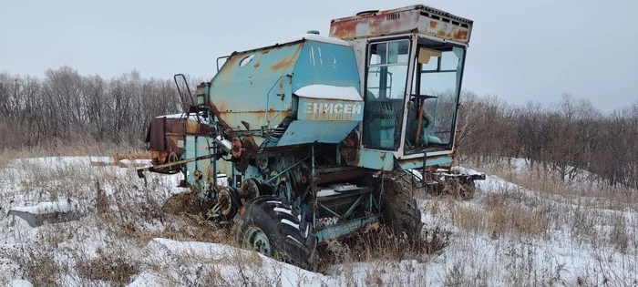 Forgotten equipment rots in the open air - Stalker, Technics, the USSR, Abandoned, Combine harvester, YouTube (link)