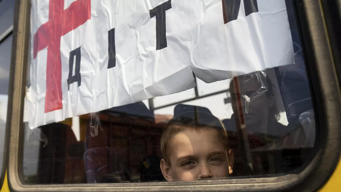Мальчик в автобусе во время эвакуации в районе Лимана. Архивное фото