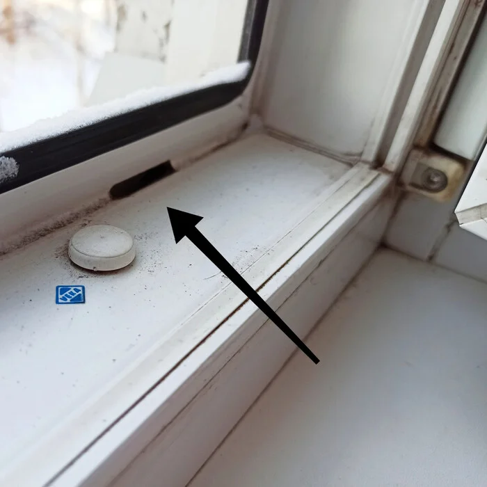 After rain or wet snow, are there puddles or ice on the windowsill of a plastic window? - My, Repair, Tools, PVC windows, Window, Cunning, Master, House, Longpost