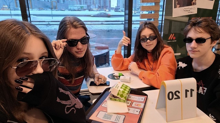 Илья Татаринов со своими друзьями