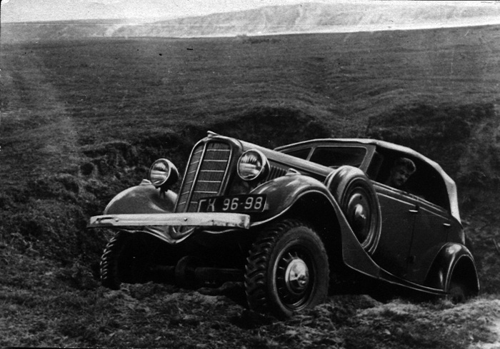 За рулем первого опытного ГАЗ-61‑40 ведущий конструктор автомобиля — советский корифей полного привода Виталий Грачев