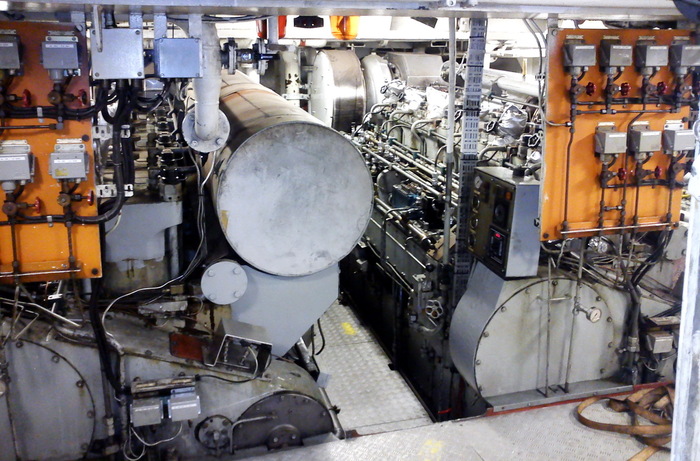 маховик потом закрывается таким круглым кожухом.Напомню, было 4 силовых двигателя в машинном отделении.