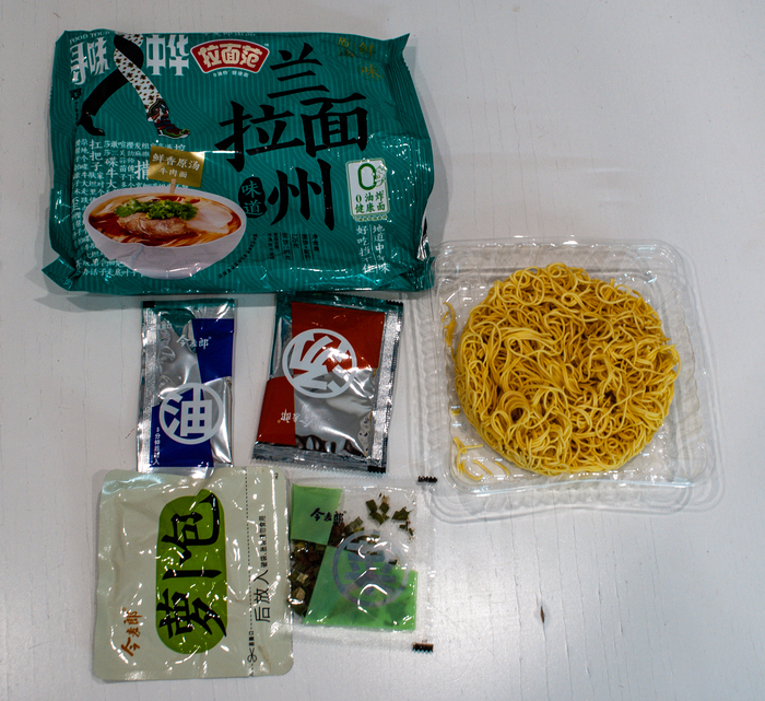 Лапша идёт в ванночке, что бы не сломалась.