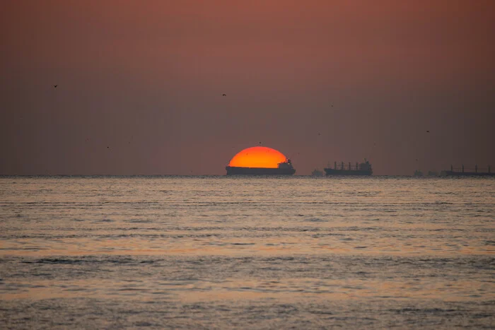 Куда везут? - Моё, Море, Солнце, Сухогруз, Корабль, Закат, Солнечное затмение, Фотография, Удачный ракурс